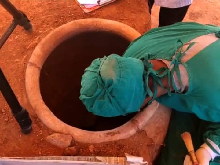 in the keezhadi Excavations have uncovered elderly people possession கீழடி : ஏழாம் கட்ட அகழாய்வில் கண்டெடுக்கப்பட்ட முதுமக்கள் தாழி..! தொல்லியல் துறை வல்லுநர்கள்  தெரிவிப்பது என்ன?