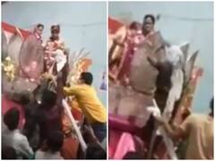 Viral Video: जयमाला के दौरान दूल्हे की मां ने किया बवाल, शादी के मंच पर पहुंच बेटे पर बरसाईं चप्पल
