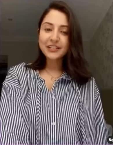 ब्लू ड्रेस पर दिखा अनुष्का का लकी नेकलेस जून के आखिर में अनुष्का ने प्रेगनेंसी के दौरान पहली फेवरेट ड्रेसिस को चैरिटी के लिए ऑनलाइन सेल पर दिया था. इस वक्त भी ब्लू एंड व्हाइट स्ट्राइप्स वाली शर्ट के साथ नेकलेस साफ देखा जा सकता है.