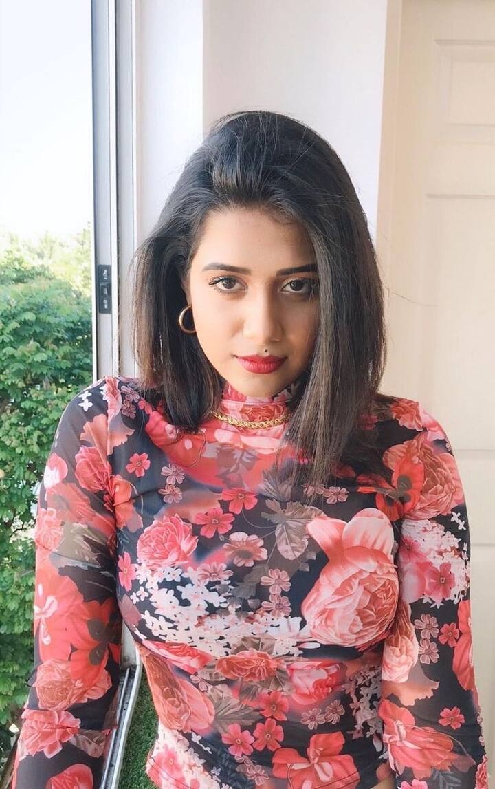 வினா பல நூறுகள் உன்னை கேட்க துடிகின்றதே