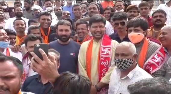 ખોડલધામ મંદિરમાં ભાજપના નેતાઓ અને કાર્યકરોએ કોરોના નિયમોના ઉડાવ્યા ધજાગરા