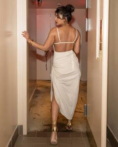 बदन पर सफ़ेद ड्रेस, हाथ में सोने का कंगन और पैरों में हाई हील्स, Priyanka Chopra ने कुछ इस तरह लूट ली महफ़िल