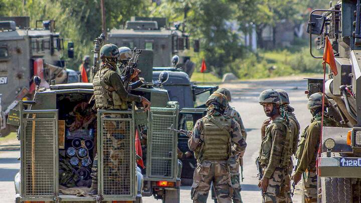 Encounter at Pulwama town of South Kashmir Police and security forces are on job Pulwama Encounter: दक्षिण कश्मीर के पुलवामा में 3 आतंकी ढेर, लश्कर कमांडर एजाज उर्फ ​​अबू हुरैरा भी मारा गया