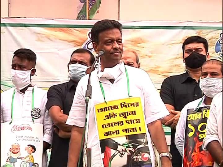 পেট্রোপণ্য ও রান্নার গ্যাসের মূল্যবৃদ্ধির প্রতিবাদে চেতলায় অহীন্দ্র মঞ্চের সামনে অবস্থান। ছিলেন মন্ত্রী ফিরহাদ হাকিম, বিধায়ক পরেশ পাল।