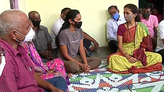 Swapnil Lonkar : खासदार सुप्रिया सुळेंनी घेतली स्वप्नील लोणकरच्या परिवाराची भेट