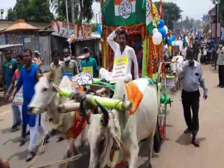 তৃণমূল বিধায়ক অলোক মুখোপাধ্যায়ের নেতৃত্বে বাঁকুড়ার বড়জোড়ায় বিক্ষোভ। সাইকেল ভ্যানে বাইক চাপিয়ে অভিনব প্রতিবাদ। বাইক নিয়ে হেঁটে বিক্ষোভ দেখান তৃণমূল কর্মীরা। জয়পুরে গরুর গাড়ি চালালেন তৃণমূল ব্লক সভাপতি।