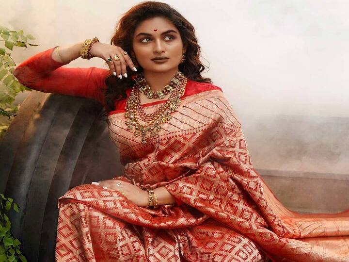 ஒரு முறைவந்து பார்த்தாயாவில் பார்வதியாக பிரயாகா நடிப்பு பாராட்டுக்களைப் பெற்றது.