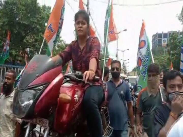 পেট্রোপণ্যের মূল্যবৃদ্ধির প্রতিবাদে কাশীপুরে বিটি রোডে পেট্রোল পাম্পে তৃণমূলের বিক্ষোভ। বিটি রোডে মিনিট পনেরো ধরে চলে প্রতীকী অবরোধ।