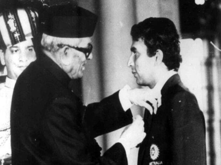 சுனில் கவாஸ்கரின் திறமையை பாராட்டி அவருக்கு பத்மஸ்ரீ மற்றும் பத்மபூஷன் விருது வழங்கப்பட்டுள்ளது.
