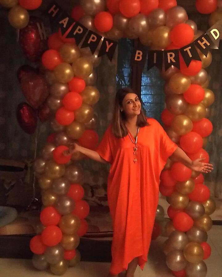 Popular TV actress Urvashi Dholakia, who turned a year older on July 9, celebrated her birthday with her loved ones in Mumbai. Her family members and friends surprised her by hosting a small bash for the actress. Scroll down to see the photos.