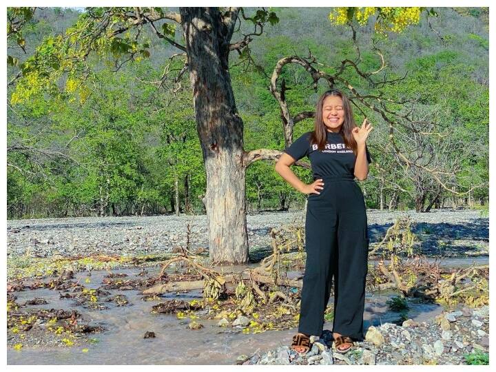 No one can deny that Neha Kakkar comes at number one in the list of top singers of Bollywood Neha Kakkar ने नहलाया भैंस को फिर निकाला दूध और बनाई लस्सी, देखें वीडियो