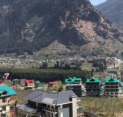 Kangana Ranaut House: कोट्यवधींचे बंगले, महागड्या गाड्यांची मालकीन आहे कंगना, मनालीतील हवेली पाहून थक्क व्हाल!