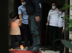 नाना Randhir Kapoor के साथ नजर आए Taimur Ali Khan, ऑरेंज टी-शर्ट पहने दिखे कूल, देखिए तस्वीरें