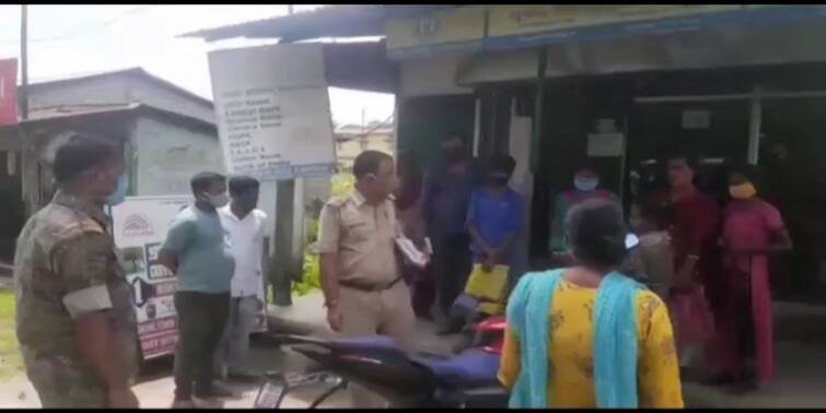 Alipurduar Police arrest two persons customer service point state-owned bank suspicion involved Aadhaar card fraud Aadhaar Card Fraud: আধারকার্ড জালিয়াতি চক্রের পর্দা ফাঁস আলিপুরদুয়ারে, পুলিশের জালে ২