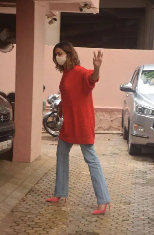 ਬਾਲੀਵੁੱਡ ਅਭਿਨੇਤਰੀ ਦੀਪਿਕਾ ਪਾਦੂਕੋਣ ਨੂੰ ਲੰਬੇ ਸਮੇਂ ਬਾਅਦ ਮੁੰਬਈ 'ਚ ਸਪਾਟ ਕੀਤਾ ਗਿਆ ਹੈ। ਅਸੀਂ ਤੁਹਾਡੇ ਲਈ ਉਸ ਦੀਆਂ ਕੁਝ ਤਸਵੀਰਾਂ ਲਿਆਏ ਹਾਂ, ਜੋ ਤੁਸੀਂ ਅਗਲੀਆਂ ਸਲਾਈਡਾਂ ਵਿੱਚ ਵੇਖ ਸਕਦੇ ਹੋ।