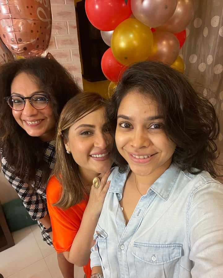 Urvashi's close friends Tarana Raja and Sumona Chakravarti attended the fun-filled celebrations. The trio was all smiles while clicking a selfie.