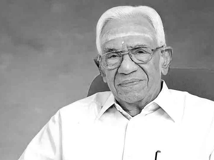 Doyen of Ayurveda and Managing Trustee of Kottakkal Arya Vaidya Sala Dr. PK Warrier passes away at 100 Dr. PK Warrier passes away : आयुर्वेदाचार्य डॉ. पी. के. वॉरिअर यांचे निधन,100 व्या वर्षी घेतला अखेरचा श्वास