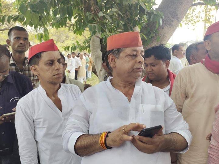 SP leader alleges BJP threatening BDC members on gunpoint in Aligarh ANN अलीगढ़ ब्लॉक प्रमुख चुनाव: सपा नेता का गंभीर आरोप, कहा- बंदूक के दम पर बीडीसी सदस्यों को धमका रही बीजेपी