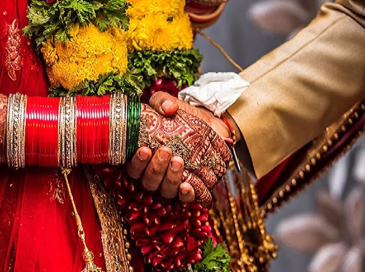 જો સપનામાં આપ ખુદને મધ ખાતા નિહાળો તો શુભ સંકેત છે. આપના પરિવારમાં કોઇના વિવાહનું સૂચન આપે છે. જો આકાશમાં રંગબેરંગી કપડાં ઉડતાં દેખાય તો આપના વિવાહ આપની પસંદગીની વ્યક્તિ સાથે થશે તેવું સૂચવે છે.