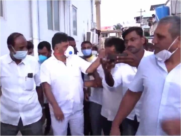 WATCH | DK Shivakumar Slaps Party Worker Who Put Hand On His Shoulder; BJP Calls Cong Leader 'Rowdy' WATCH | DK Shivakumar Slaps Party Worker Who Put Hand On His Shoulder; BJP Calls Cong Leader 'Rowdy'