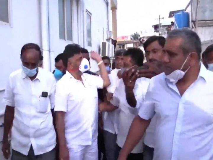 Video of Congress's DK shivakumar slapping party men goes viral and gets lots of criticisms மேலயே கை வைக்குறியா? கட்சிக்காரரை அறைந்த டிகே சிவக்குமார் -  வைரல் வீடியோ!