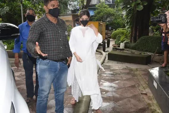 হৃদরোগে আক্রান্ত হয়ে প্রয়াত হন চাঙ্কি পাণ্ডের মা স্নেহলতা। এই সময়টা অনন্যা তাঁর পরবর্তী ছবি খালি পিলির শুটিংয়ে ব্যস্ত ছিলেন।