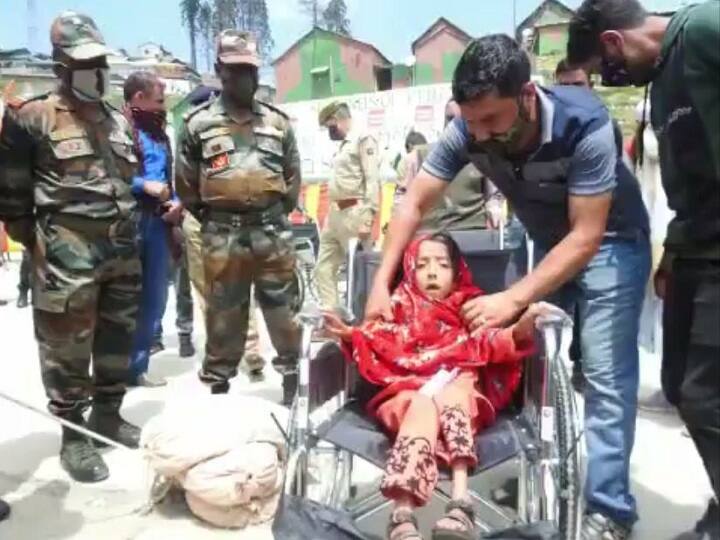 Indian Army came forward to help civilians who were victims of Pakistani firing ANN पाकिस्तानी गोलीबारी का शिकार हुए आम नागरिकों की मदद के लिए आगे आई भारतीय सेना, 750 दिव्यांगों को बांटे यंत्र