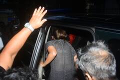 'आराम से' फोटोग्राफरों की भीड़ से बाहर निकलने के लिए Alia Bhatt कर रही हैं मेहनत, देखें उनकी तस्वीरें