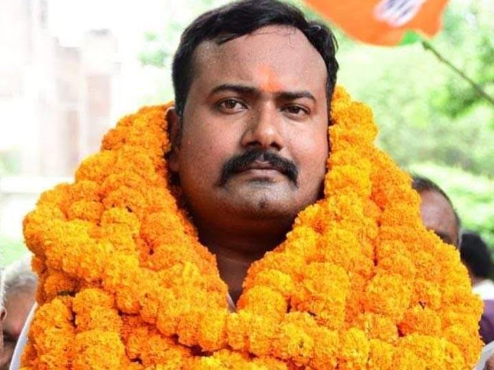 Block Pramukh Election three party gives ticket to Shailesh Yadav wins unopposed in Prayagraj ANN यूपी: बीजेपी, कांग्रेस और सपा का टिकट हासिल कर निर्विरोध जीता चुनाव, अब थामा इस पार्टी का दामन