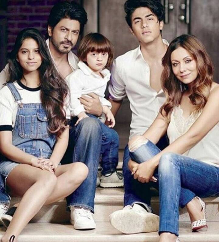 जब शाहरुख और गौरी इस घर में शिफ्ट हुए थे तो यहां कुछ खास सुविधाएं नहीं थी. इसके बाद धीरे-धीरे गौरी ने खान ने डिजाइनर कैफ फकीह के साथ मिलकर घर को एक आलीशान बंगले में बदल दिया.