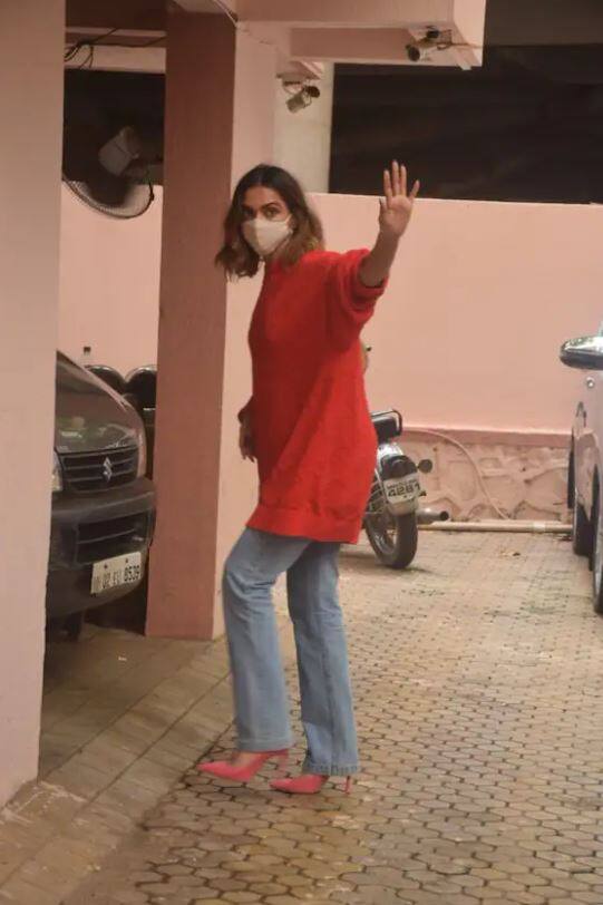 ਦਰਅਸਲ ਦੀਪਿਕਾ ਪਾਦੁਕੋਣ ਫਿਲਮ ਪ੍ਰੋਜੈਕਟ ਨੂੰ ਲੈ ਕੇ ਸੰਜੇ ਲੀਲਾ ਭੰਸਾਲੀ ਦੇ ਦਫਤਰ ਪਹੁੰਚੀ ਸੀ।