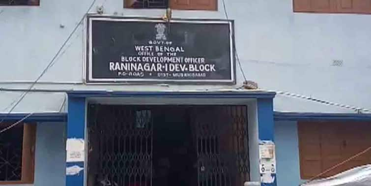 Raninagar TMC panchayat samiti president defeated in no confidence motion by party members, clash with district leadership in Murshidabad Murshidabad:অনাস্থায় দলেরই পঞ্চায়েত সমিতির সভাপতির অপসারণ, মুর্শিদাবাদে প্রকট তৃণমূলের গোষ্ঠীদ্বন্দ্ব