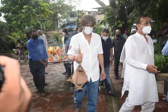 মায়ের শেষ যাত্রায় দেখা গিয়েছে বলিউড অভিনেতা চাঙ্কি পাণ্ডেকেও। তিনিও একটি সাদা শার্ট ও জিন্স পরিহিত ছিলেন।