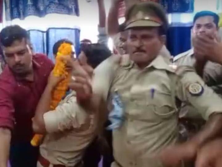 यूपी: लाइन हाजिर थानेदार को गाजे-बाजे के साथ दी विदाई, जमकर नाचे दारोगा, पूरा थाना सस्पेंड