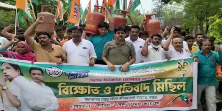 TMC protested against Petrol Diesel Price Hike at South 24 Paraganas Canning Petrol Diesel Price Hike : লাগামছাড়া পেট্রোল-ডিজেলের দাম, ক্যানিংয়ে ঘাড়ে রান্নার গ্যাস নিয়ে প্রতিবাদ তৃণমূলের