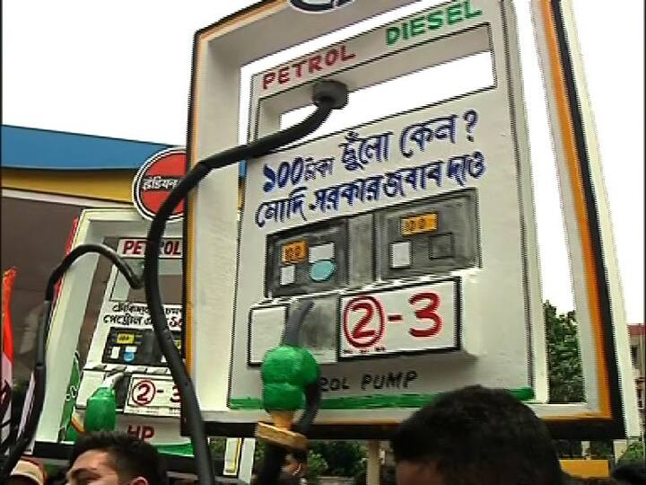 পেট্রোপণ্যের মূল্যবৃদ্ধির প্রতিবাদে বৈষ্ণবঘাটায় তৃণমূলের প্রতিবাদ। পেট্রোল পাম্পের ডিসপ্লে মেশিন সেজে বিক্ষোভ দেখান তৃণমূল কর্মীরা।