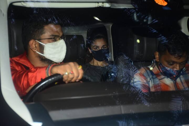 बॉलीवुड एक्ट्रेस आलिया भट्ट (Alia Bhatt), जो इस वक्त अपनी अपकमिंग फिल्म 'डार्लिंग्स' (Darlings) की शूटिंग में बिजी हैं, उन्हें शुक्रवार यानी बीती रात एक शूटिंग लोकेशन से बाहर निकलते हुए स्पॉट किया गया. हाल ही में बॉलीवुड एक्ट्रेस आलिया भट्ट (Alia Bhatt) को उनके शूट शेड्यूल के बाद फोटोग्राफर्स से घिरा हुआ देखा गया जो उनकी तस्वीरें खींच रहे थे.