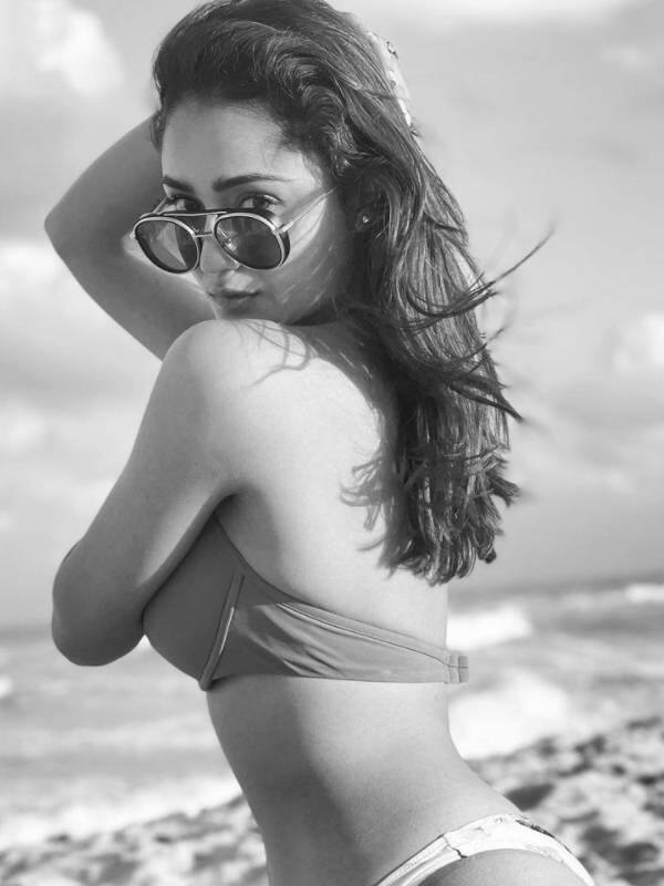 त्रिधा चौधरी ने बॉली देओल स्टारर वेब सीरीज 'आश्रम' अहम किरदार निभाया, जिसके लिए उनकी काफी सराहना की जाती है. त्रिधा को घूमने को बहुत शौक है.