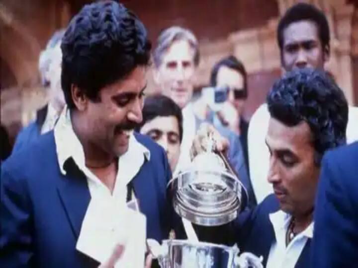 முதல் உலககோப்பையை வென்ற மகிழ்ச்சியில் கபில்தேவுடன் கவாஸ்கர்