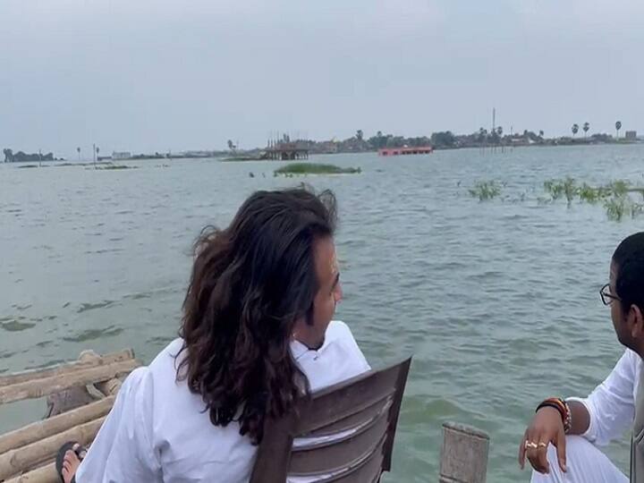 Bihar Flood: Tej Pratap visits Hasanpur, shows 'royal' style of RJD MLA sitting on boat ANN Bihar Flood: तेज प्रताप ने हसनपुर का किया दौरा, नाव पर बैठे RJD विधायक का दिखा 'शाही' अंदाज