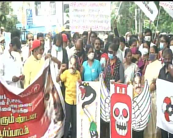 Fuel Price Hike Kamal Haasan's MNM Holds Protest Tamil Nadu, Demands Centre Slash Rates Fuel Price Hike: Kamal Haasan's MNM Holds Protest In Tamil Nadu, Demands Centre To Slash Rates