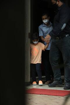 नाना Randhir Kapoor के साथ नजर आए Taimur Ali Khan, ऑरेंज टी-शर्ट पहने दिखे कूल, देखिए तस्वीरें