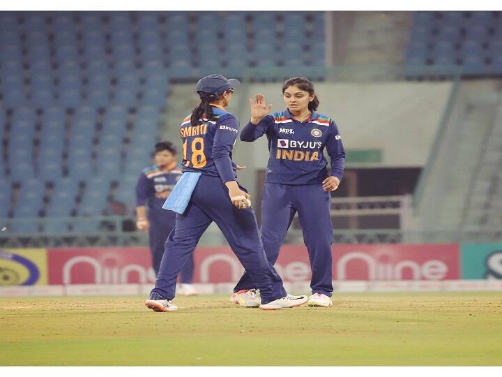 சிறுவர்களுடன் சேர்ந்து ‘கல்லி கிரிக்கெட்’ விளையாடி பயிற்சி எடுத்து கொண்ட ஹர்லீன், கிரிக்கெட்டை தனது ‘கரியராக’ தேர்வு செய்தவர்.