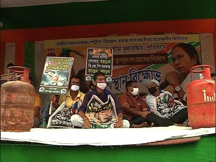 রাম মন্দিরের কাছে স্মিতা বক্সীর নেতৃত্বে তৃণমূলের অবস্থান বিক্ষোভ। ঠেলাগাড়িতে স্কুটার চাপিয়ে অভিনব প্রতিবাদ।