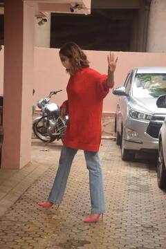 Deepika Padukone Pics: করোনাকালে দীর্ঘদিন পর বাড়ির বাইরে, দীপিকার লুক নজর কাড়ল সোশ্যাল মিডিয়ায়