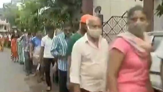 Suratમાં કોરોનાની રસી માટે નાગરિકોની લાગી લાંબી લાઇનો, જુઓ વીડિયો