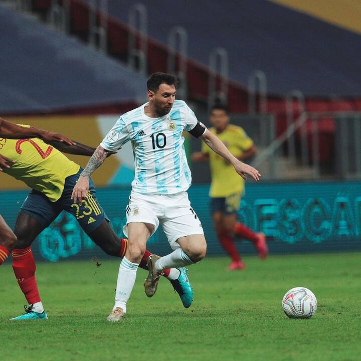 यंदा कोपा अमेरिका स्पर्धेचा अंतिम सामना काहीसा खास ठरला. या अंतिम सामन्यात फुटबॉल विश्वातील दोन दिग्गज खेळाडू एकाच मैदानात एकमेकांविरोधात खेळताना पाहण्याचं भाग्य या सामन्यात फुटबॉल प्रेमींना मिळालं. या सामन्यात मेस्सी आणि नेमार हे 2 फॉरवर्ड एकमेकांविरोधात मैदानावर उतरले होते. (PHOTO : @leomessi instagram)