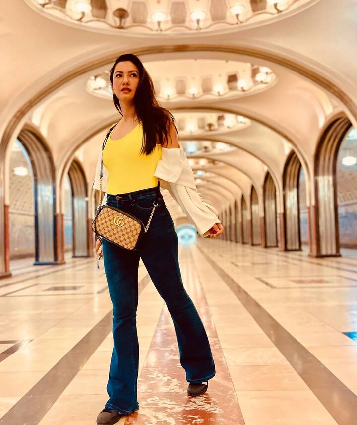 इन तस्वीरों में गौहर खान काफी सुंदर दिखाई दे रही हैं. उन्होंने येलो टॉप और ब्लू जींस पहना हुआ है. उसके ऊपर उन्होंने एक व्हाइट कोट भी पहना है.