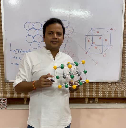 कोरोना काल में परिजनों को खो चुके बच्चों की पढ़ाई का खर्च उठा रहे हैं शिक्षक शशि प्रकाश, 150 बच्चों की कर चुके मदद