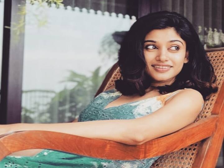 தாங்குமோ...ஓ... என் தேஹமே மன்மதனின் மலர் கணைகள் தோள்களிலே